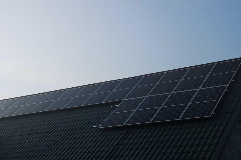 Instalacja fotowoltaiczna na dachu skośnym - profesjonalny montaż Speed Light Energy