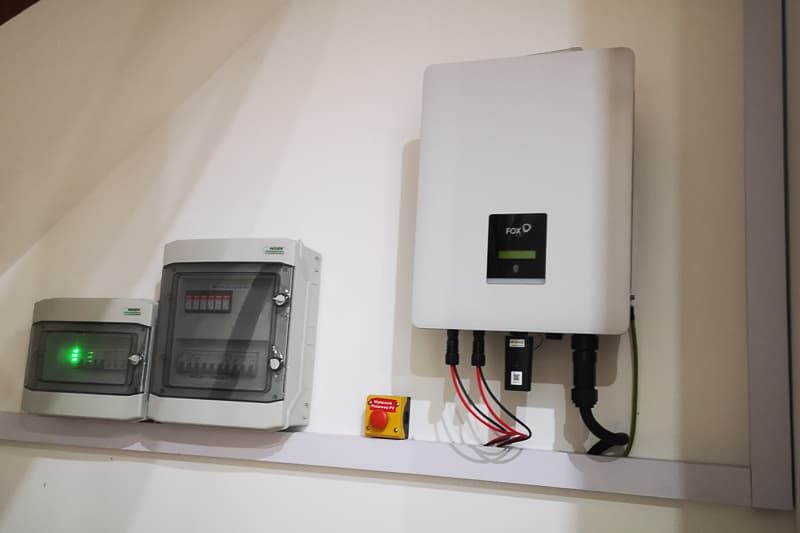 Profesjonalny montaż falownika w pomieszczeniu technicznym