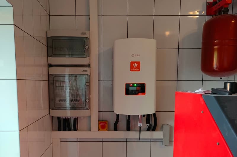 Profesjonalny montaż falownika w pomieszczeniu technicznym