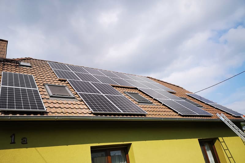 Panele fotowoltaiczne zamontowane na dachu budynku mieszkalnego