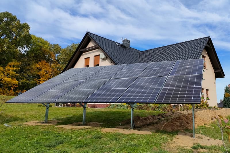 Gruntowy montaż paneli fotowoltaicznych na konstrukcji naziemnej