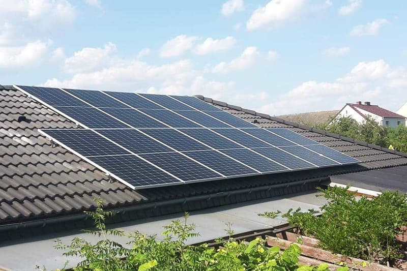 Montaż paneli fotowoltaicznych na dachu skośnym domu jednorodzinnego w Opolu